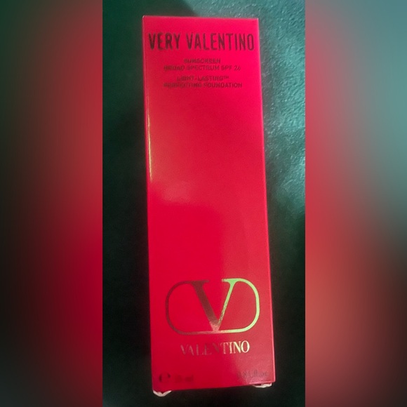 Valentino
Very Valentino 24 Hour Long Wear Liquid Foundation - Picture 3 of 3